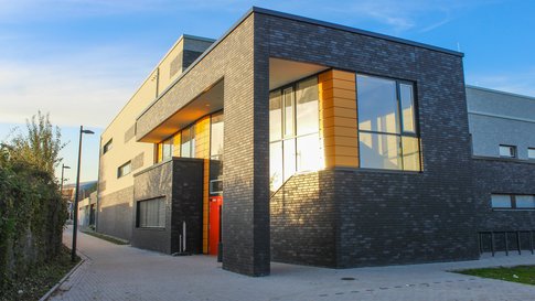 Sporthalle von außen fotografiert