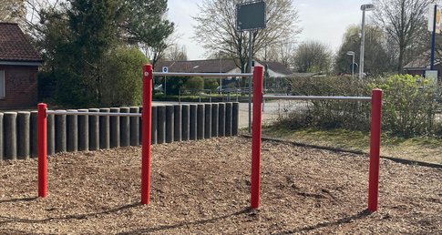Turnstangen auf dem Schulhof