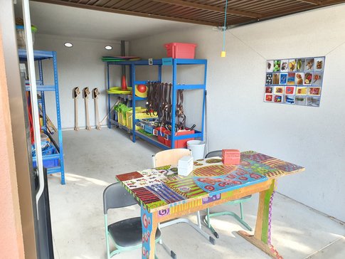 Garage mit Spielzeug zum Ausleihen