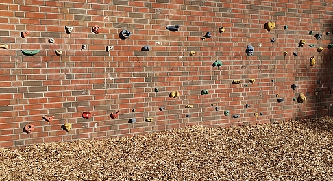 Kletterwand auf dem Schulhof