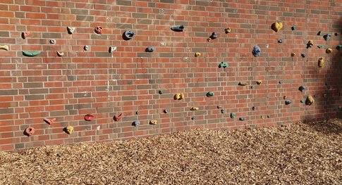 Kletterwand auf dem Schulhof