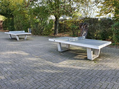 Tischtennisplatten auf dem Schulhof