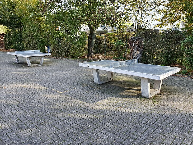 Tischtennisplatten auf dem Schulhof