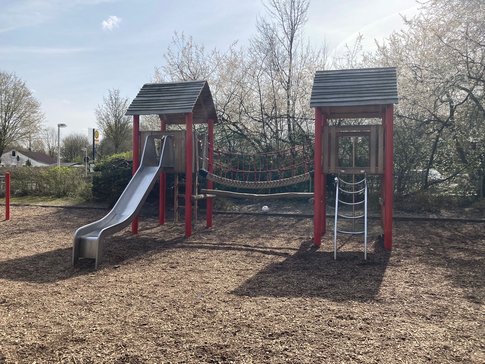 Spielturm mit Rutsche auf dem Schulhof