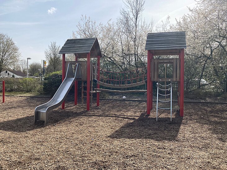 Spielturm mit Rutsche auf dem Schulhof