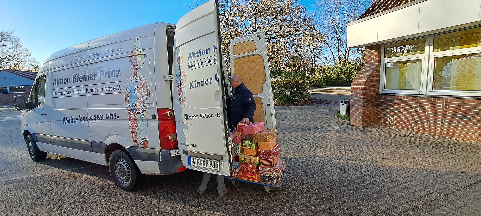 Aktion_Kleiner_Prinz_Geschenke_verladen