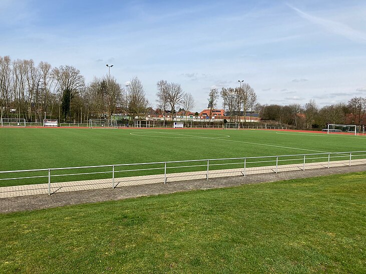 Tennenplatz als Spielmöglichkeit in der großen Hofpause