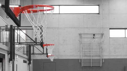 Basketballkörbe in der Sporthalle